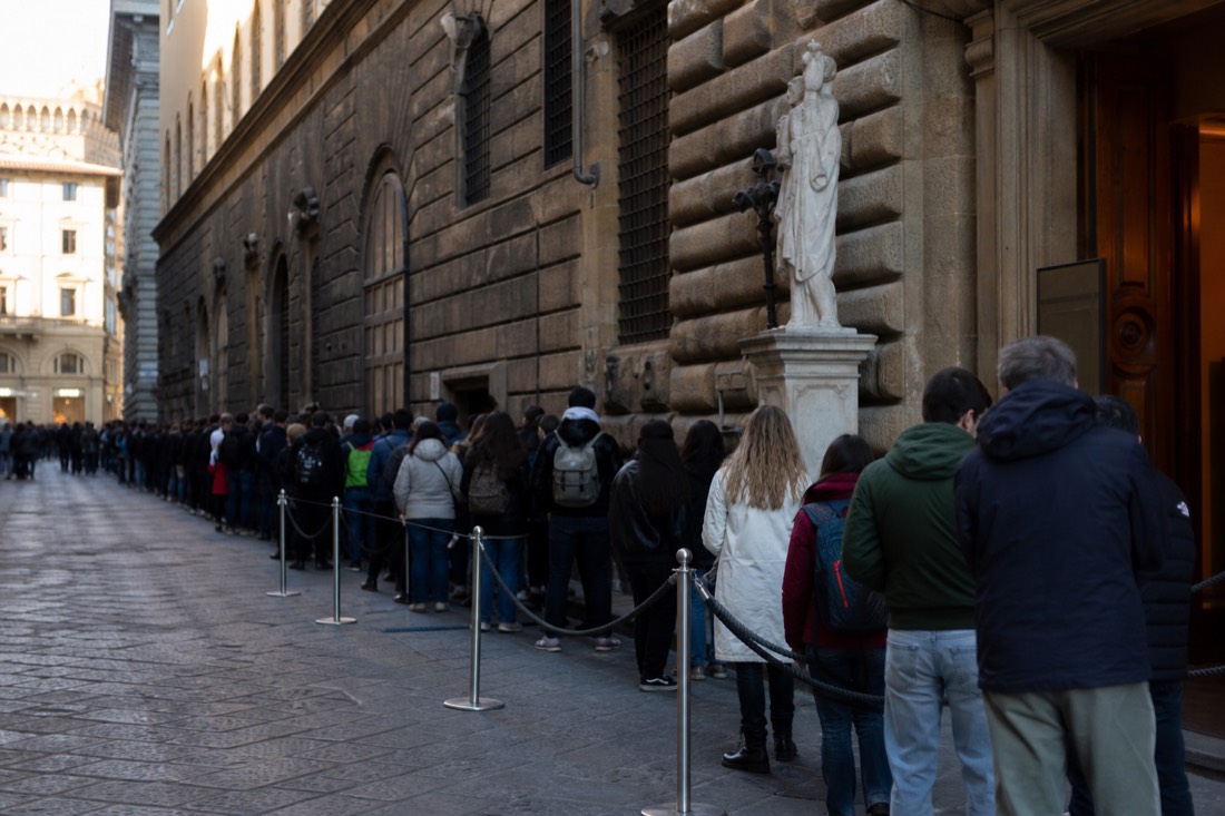Two entrance lines outside the Accademia Gallery, a short reserved lane and a long general queue stretching down Via Ricasoli